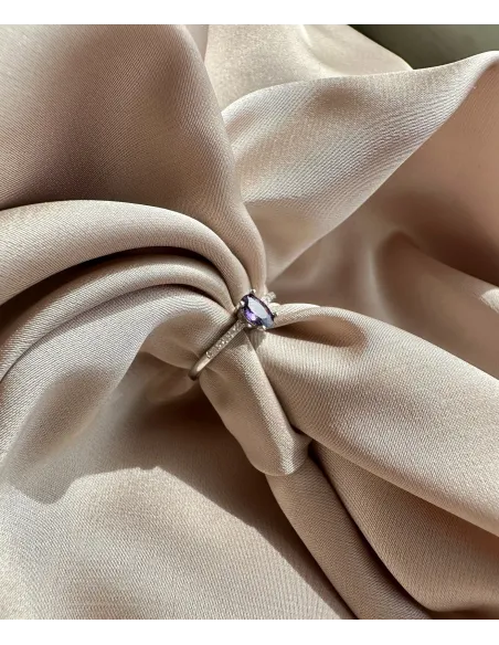 srebrny-pierscionek-z-fioletowym-kamieniem