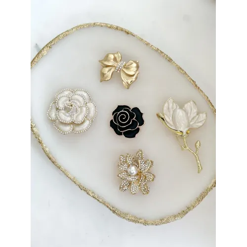 broszka-metal-kokardka-z-perelkami