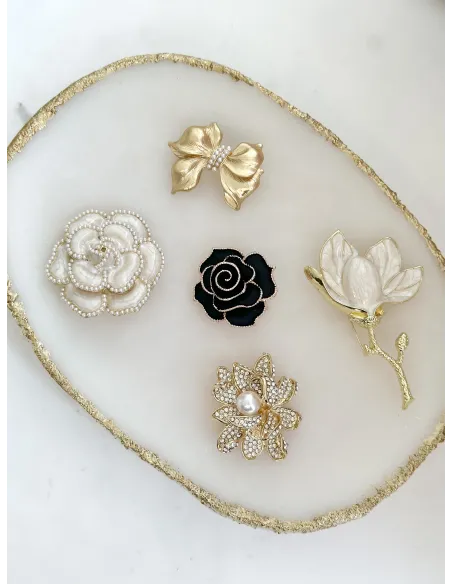 broszka-metal-kokardka-z-perelkami