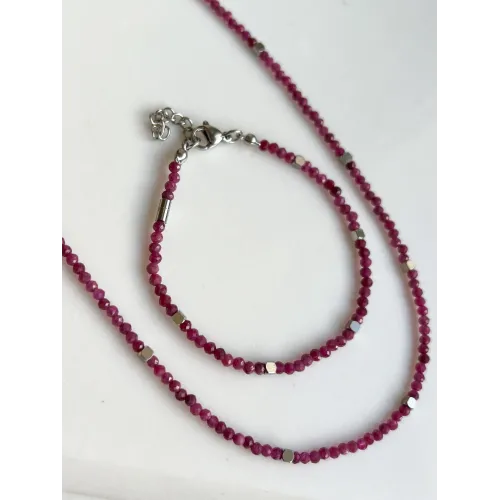 naszyjnik-kamienie-naturalne-rubin-ze-srebrna-przekladka